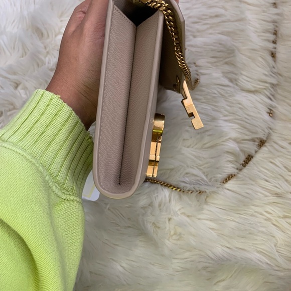 Saint Laurent CASSANDRA MEDIUM CHAIN BAG IN GRAIN DE POUDRE EMBOSSED LEATHER - Picture 12 of 13